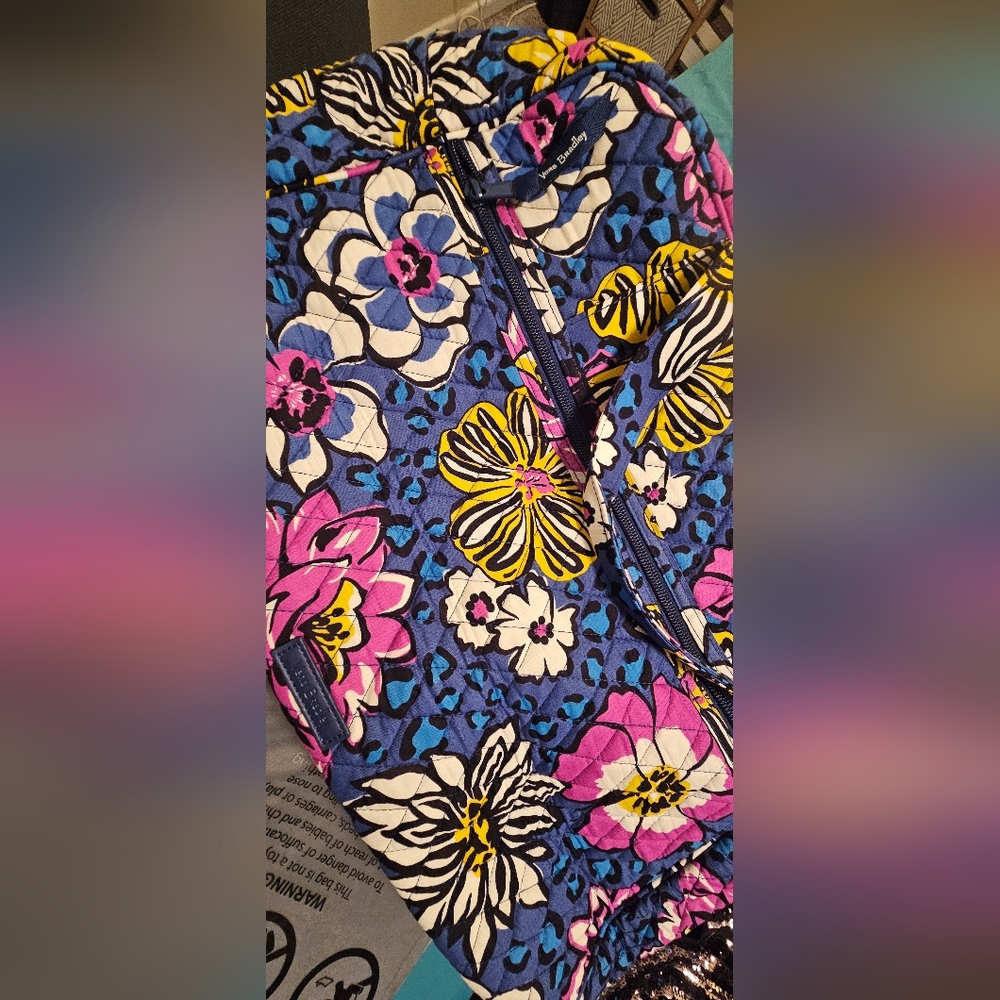 NWOT! Vera Bradley African Violet Medium Traveler Bag - Picture 5 of 6